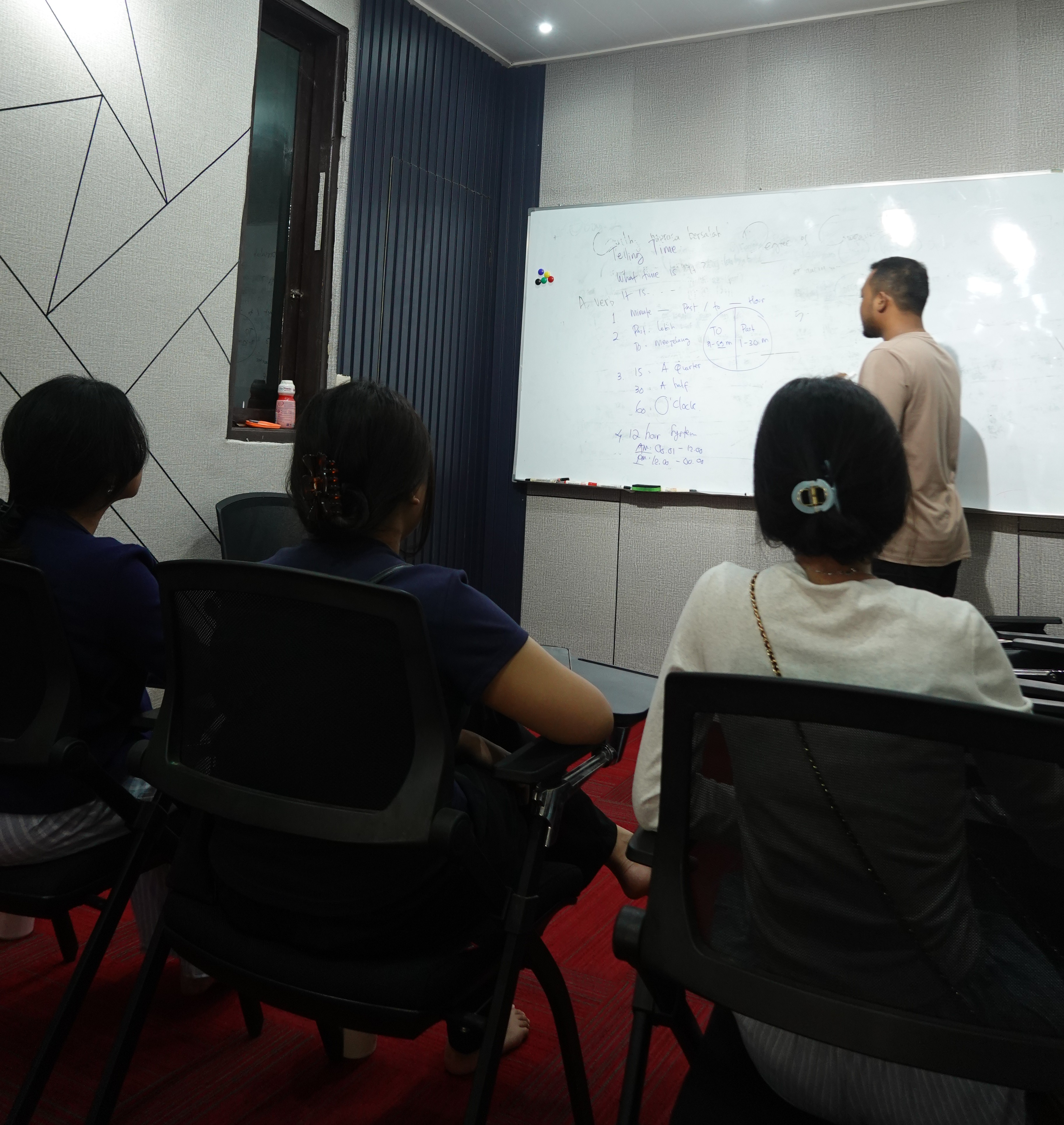 Suasana belajar di Dokter English Bandung – kursus TOEFL IELTS EPT